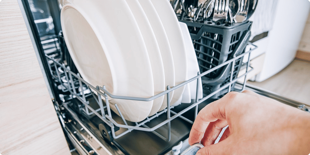 Étapes pour un nettoyage efficace des assiettes incrustées